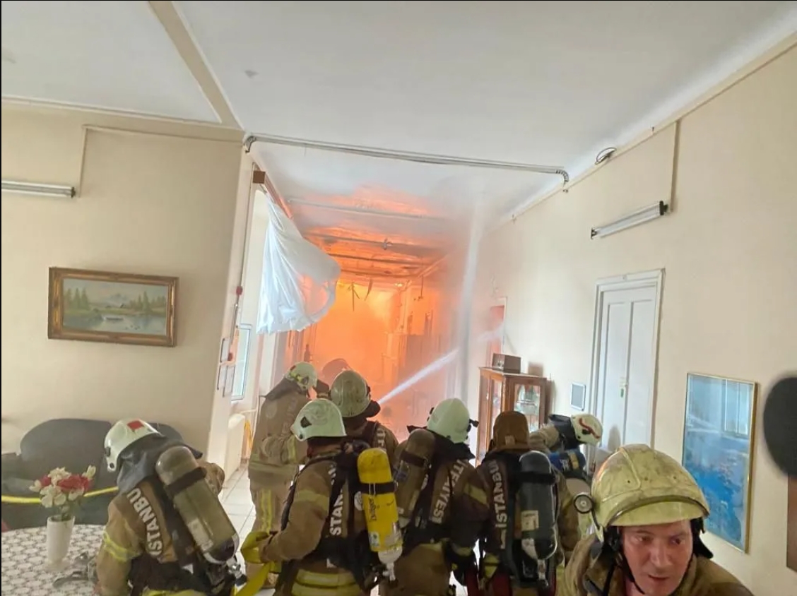 Zeytinburnu'nda hastane yangınında hasar büyük: İçeriden görüntülendi